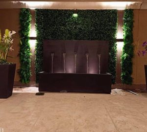 شلالات مع عشب صناعي